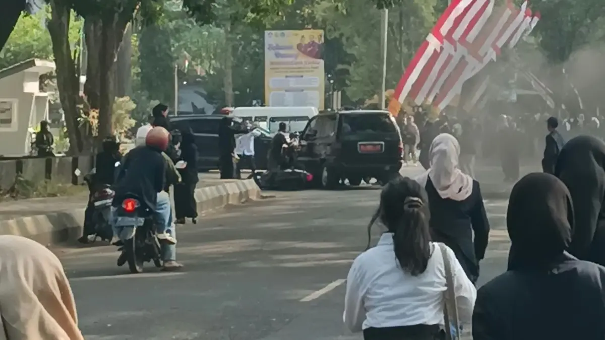 LAPORAN LAKA : Tangkapan layar insiden laka yang melibatkan mobil dinas ber plat nomor merah dengan mahasiswa bermotor, di area kampus Unej, kemarin (17/8). (warganet)