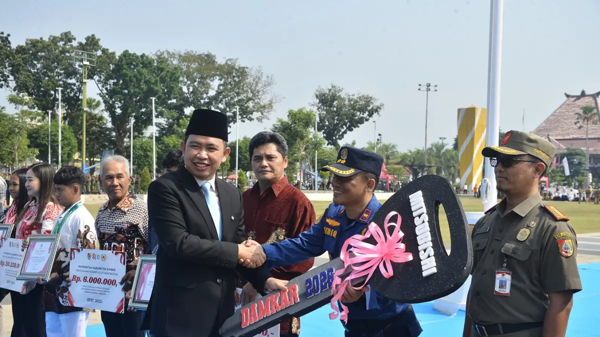 PENYERAHAN: Secara simbolis Bupati Jember Muhammad Fawait menyerahkan kunci armada damkar, kemarin (17/8). (SIDKIN ALI/RADAR JEMB)