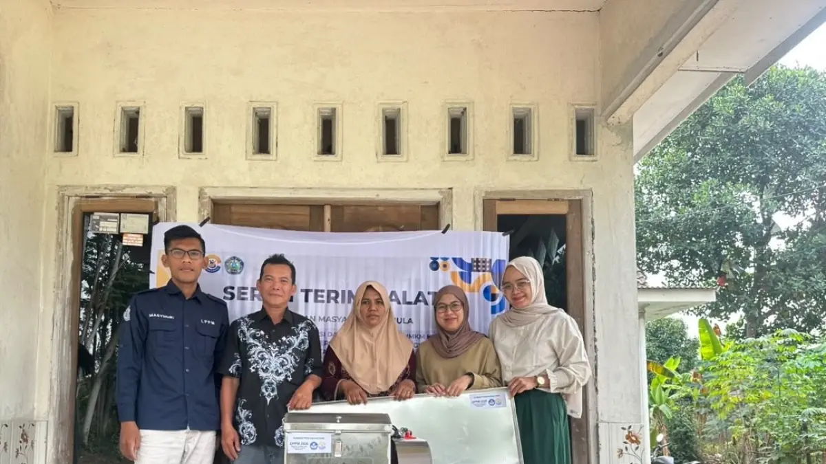 SERAHKAN: ITB WiGa Lumajang saat menyerahkan bantuan alat pembuatan kerupuk tahu pada salah satu UMKM di Desa Petahunan, Kecamatab Sumbersuko, kemarin.