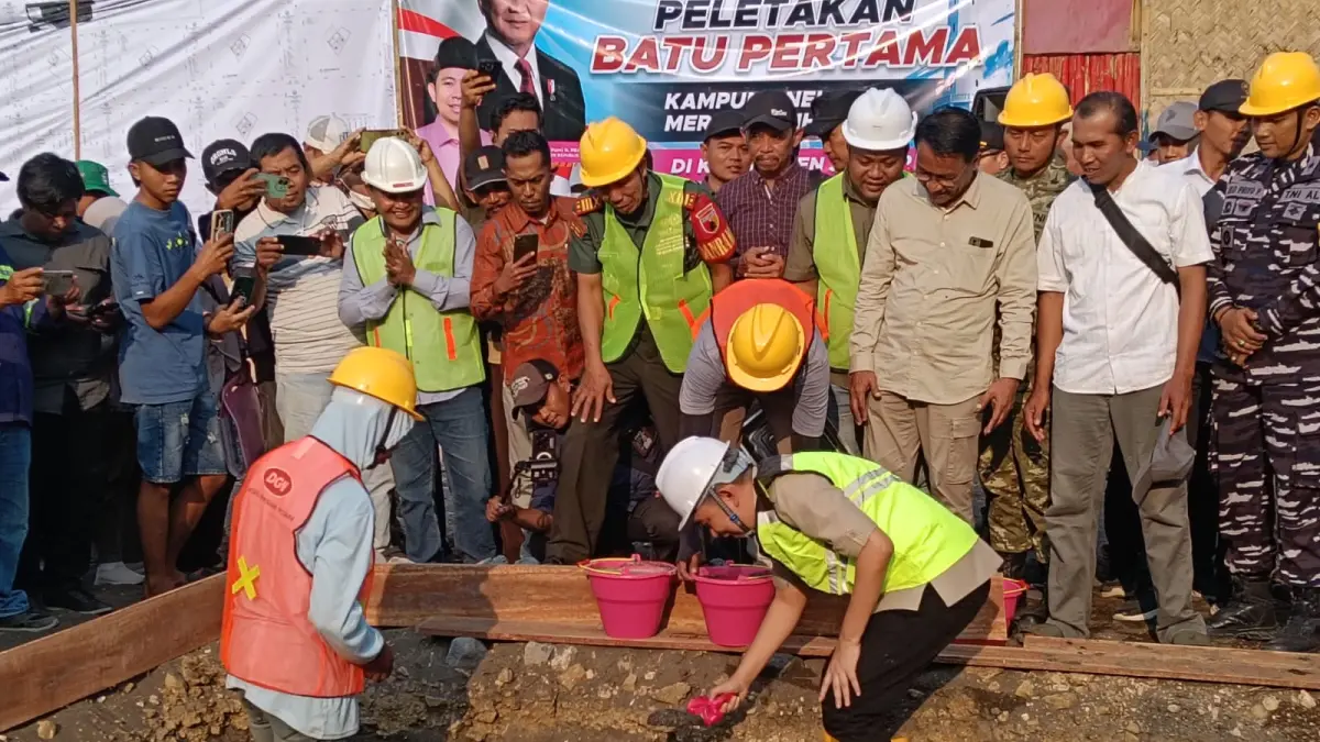 TANDAI ERA BARU: Bupati Gus Fawait saat meletakkan batu pertama pembangunan Kampung Nelayan Merah Putih, di Pantai Pancer, Puger, Minggu sore (16/8). (DOK. TOHAN)
