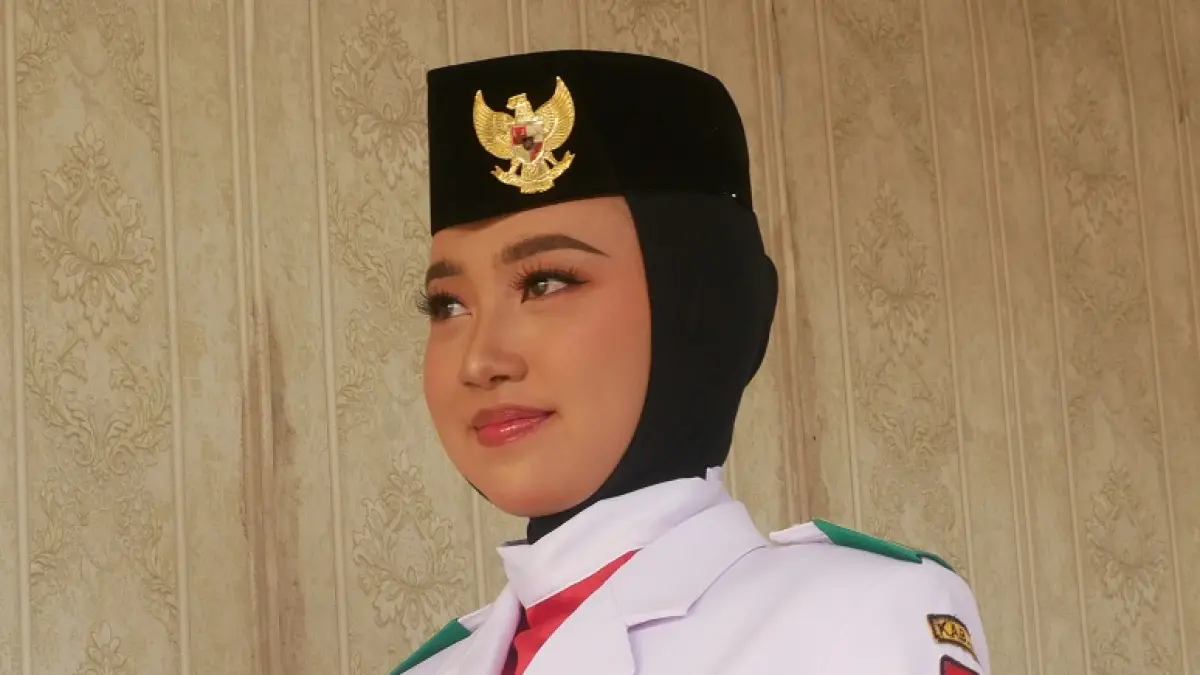 TUGAS MULIA: Latisya Arnel Lita Putri, pelajar asal SMAN 1 Kencong Jember yang menjadi pembawa baki bendera merah putih pada upacara pengibaran HUT ke-81 Kemerdekaan RI di Alun-Alun Jember, kemarin. (SIDKIN ALI/RADAR JEMBER)