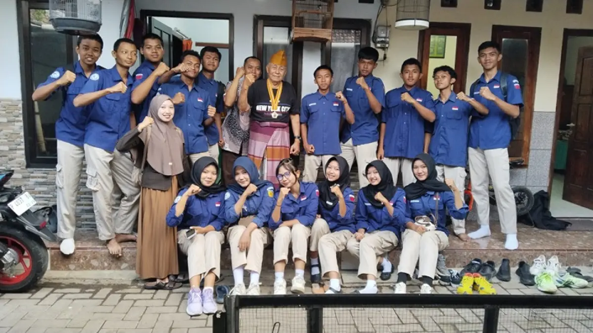 Veteran TNI Bapak Supardi Menerima Kunjungan Siswa SMKN 3 Bondowoso Dalam Giat "Murid Menjemput Sejarah)