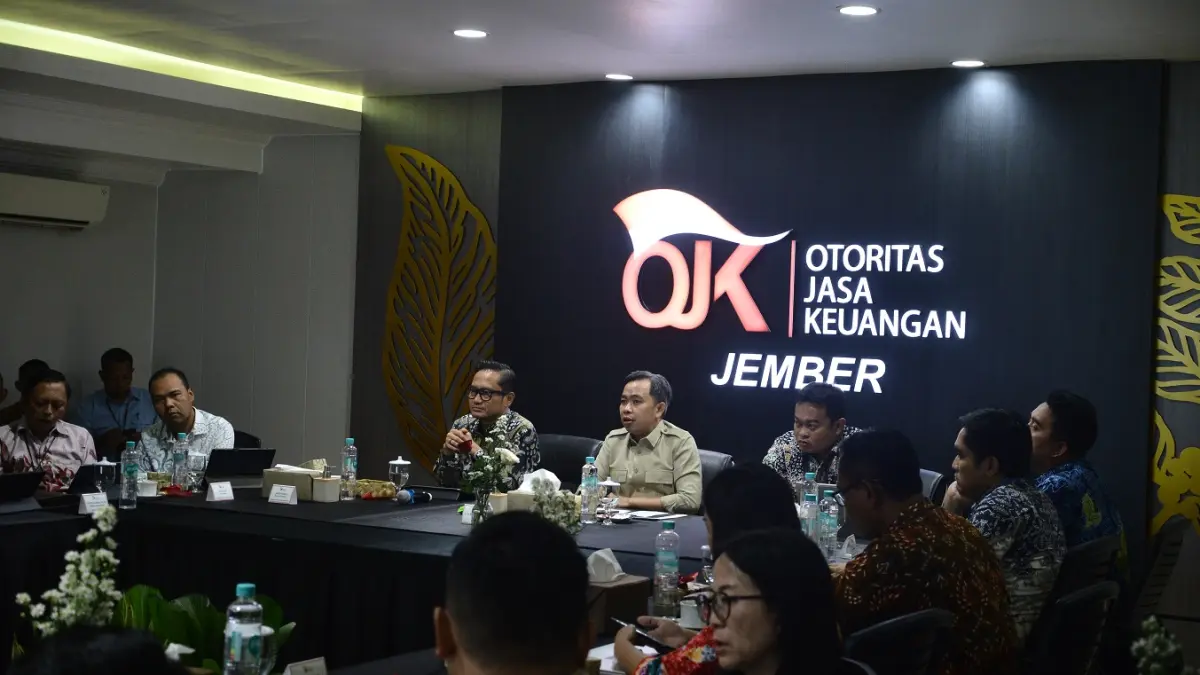 BERDISKUSI: Bupati Jember Muhammad Fawait (tengah) didampingi Kepala OJK Jember Aris Budiman (kiri) dan Kepala KPwBI Jember Iqbal Reza Nugraha (kanan) saat berdiskusi dengan perbankan mengenai pertumbuhan ekonomi di Kantor OJK, kemarin (18/8). (SIDKIN ALI/RADAR JEMBER)