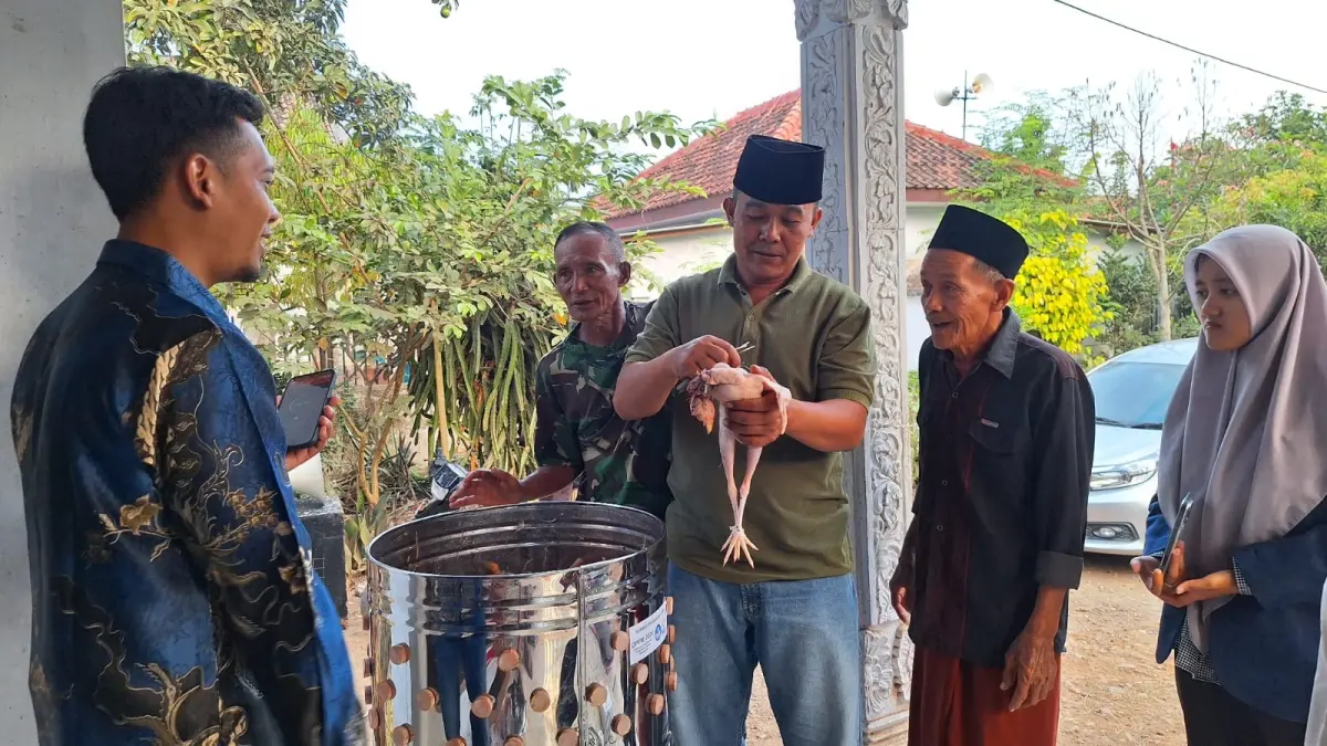 DICOBA: Penerima alat tepat guna saat mencoba menggunakan peralatan tersebut.