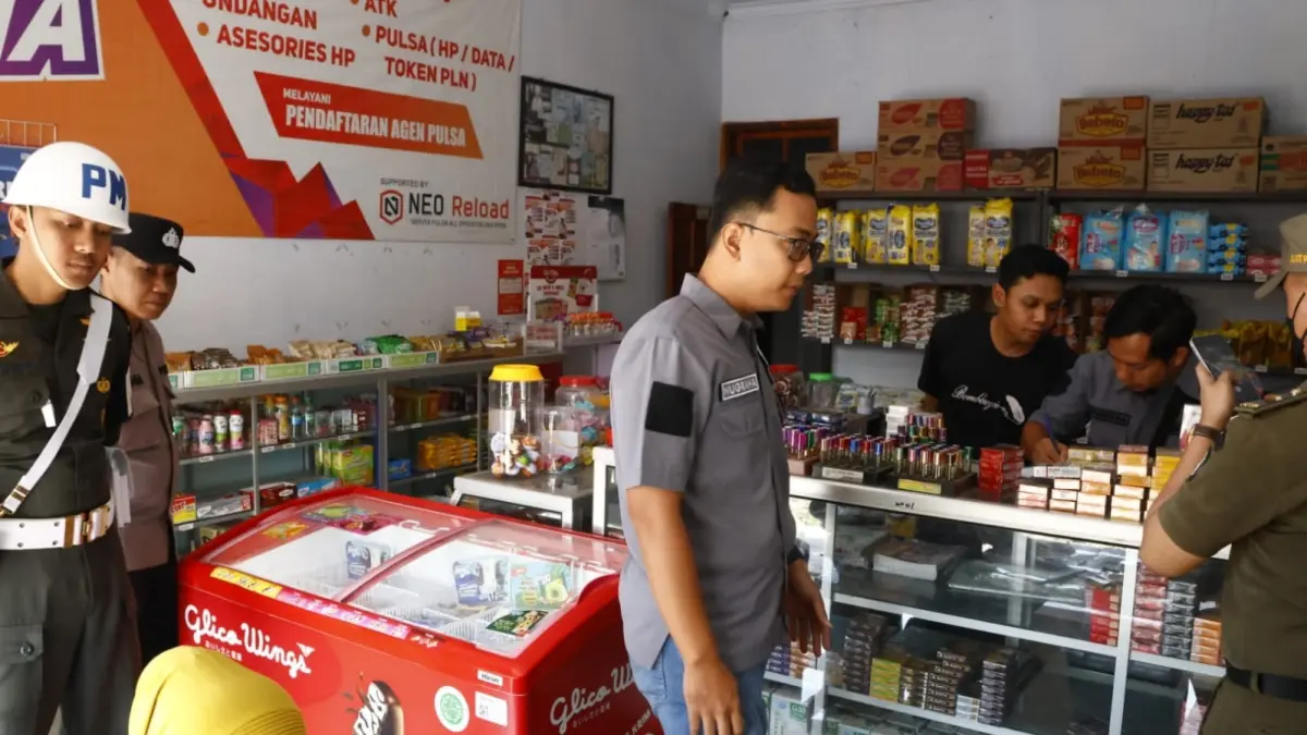 MASIFKAN PENINDAKAN: Satpol PP, Bea Cukai, Polri, dan TNI saat operasi gabungan pemberantasan peredaran rokok ilegal di Kecamatan Balung dan Umbulsari, (2/6). Saat operasi itu, diamankan 295 bungkus rokok ilegal atau 5.596 batang yang selanjutnya akan diproses sesuai ketentuan yang berlaku. (DOK. DISKOMINFO JEMBER)