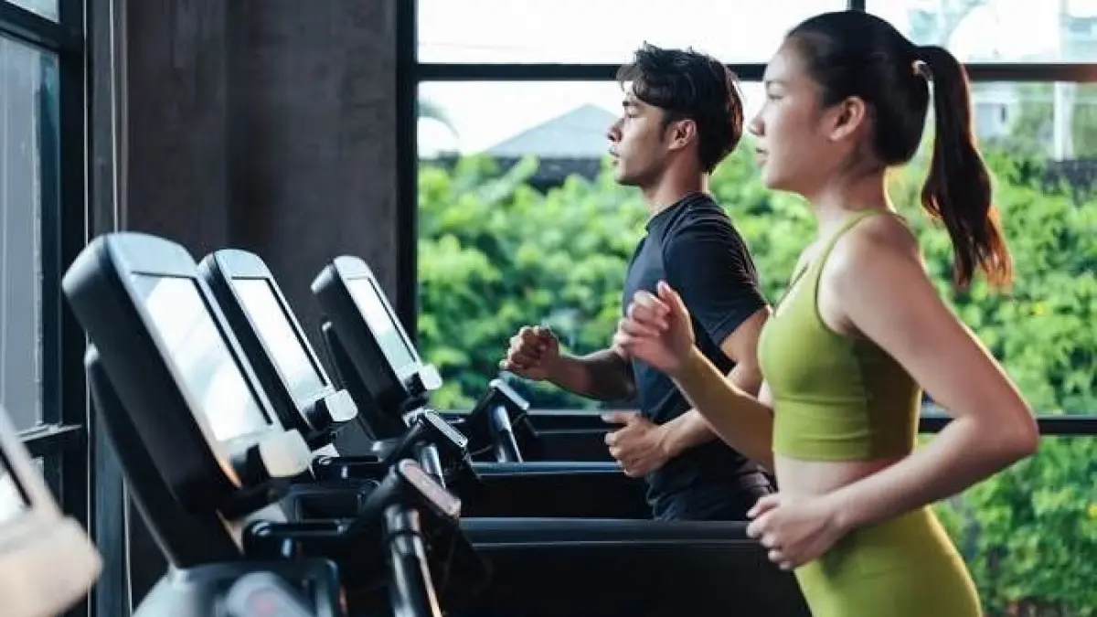 Ilustrasi olahraga dengan treadmill. (Alodokter) 