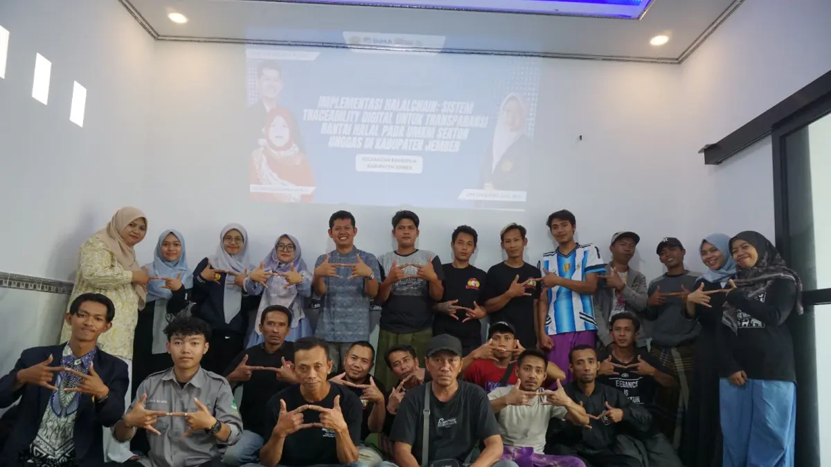INOVASI: Tim pengabdian masyarakat dari akademisi dan mahasiswa saat mengimplementasikan inovasi HalalChain di Jember. IFA