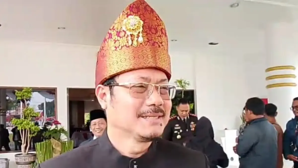 KLARIFIKASI: Ketua PN Lumajang Pranata Subhan memberikan keterangan terkait rumor miring yang menimpa anggotanya.

