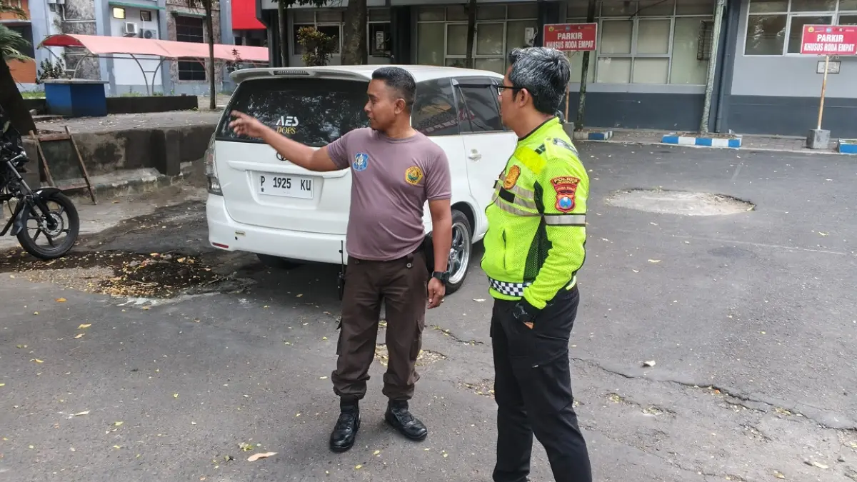PENYELIDIKAN: Personil Satlantas Polres Jember olah TKP laka yang melibatkan mobil dinas satpam Unej dengan Maba di area kampus. (POLRES JEMBER)