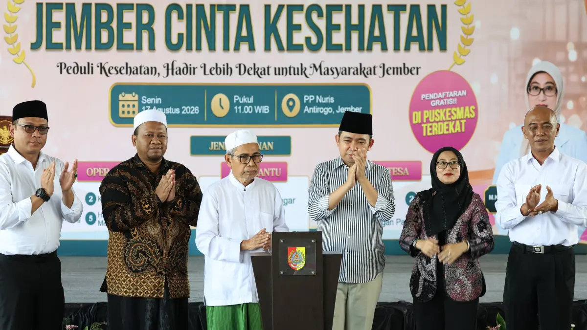 RESMI DIBUKA: Bupati Gus Fawait bersama Pengasuh Ponpes Nuris, jajaran pemkab, serta anggota TP3D bidang kesehatan meresmikan program Jember Cinta Kesehatan (JCK) tahap dua, di Ponpes Nuris Antirogo, Jember, (17/8). (DOK. RADIS)