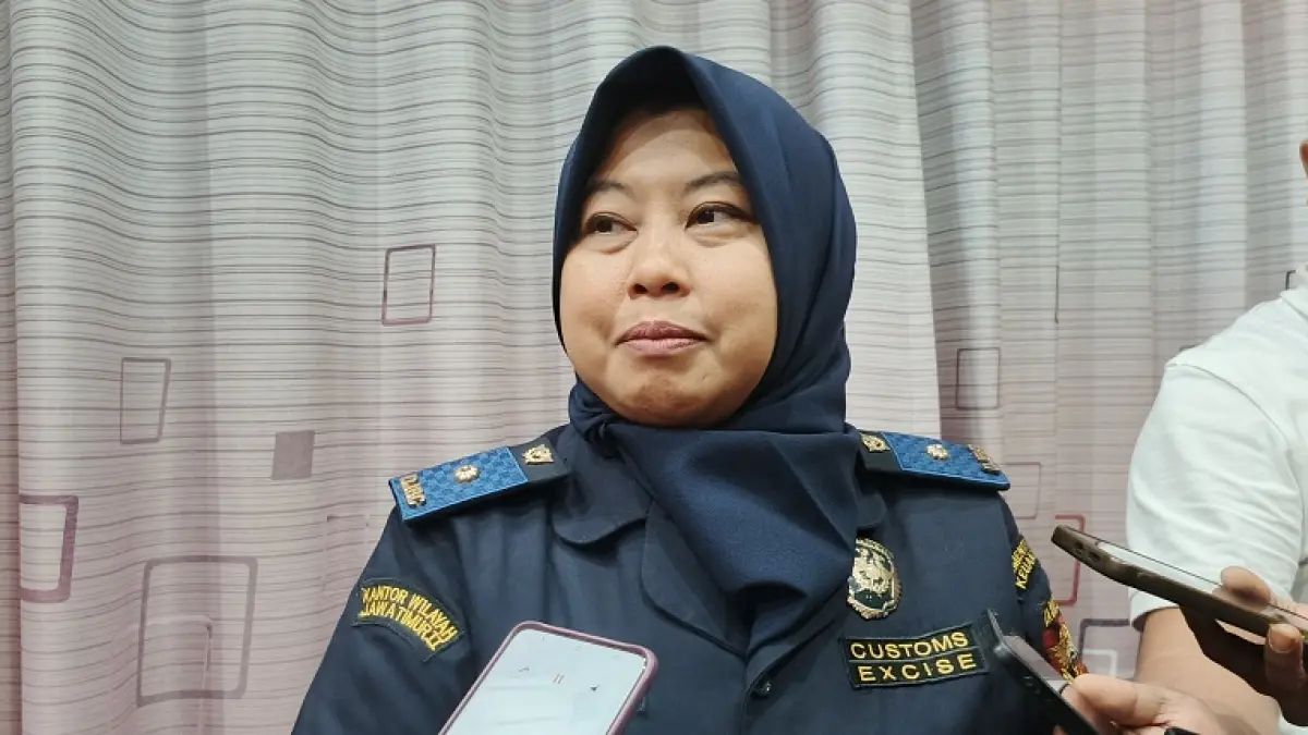 "Rokok ilegal sangat berbahaya, tidak melalui uji lab dan tak memenuhi standar kesehatan. Kami terus berupaya menekan peredarannya." ULFA ALFIAH, Kepala Seksi Kepatuhan Internal dan Penyuluhan Bea Cukai Jember. (MAULANA/RADAR JEMBER)
