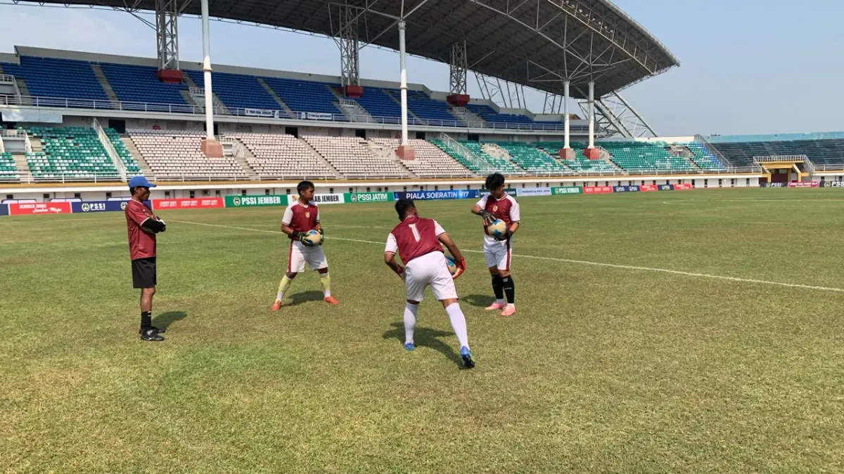 SIAP MAIN: Pemain Persid Jember U-17 menjalani latihan di Stadion Jember Sport Garden (JSG) Ajung, kemarin. Mereka akan menghadapi Persipro 1954 Probolinggo pada laga perdana, sore ini. (OFFICIAL PERSID U-17 JEMBER)