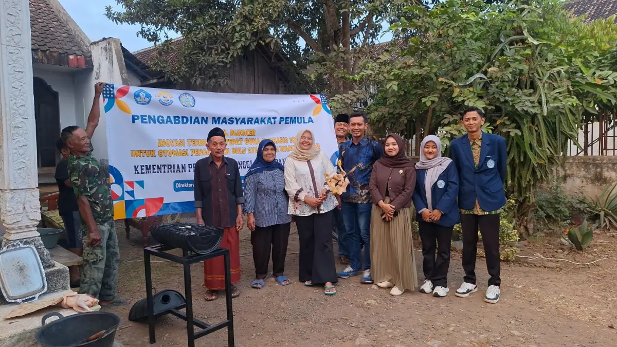 TEPAT GUNA: ITB WiGa Lumajang memberikan alat bantu tepat guna untuk pencabutan bulu ayam.
