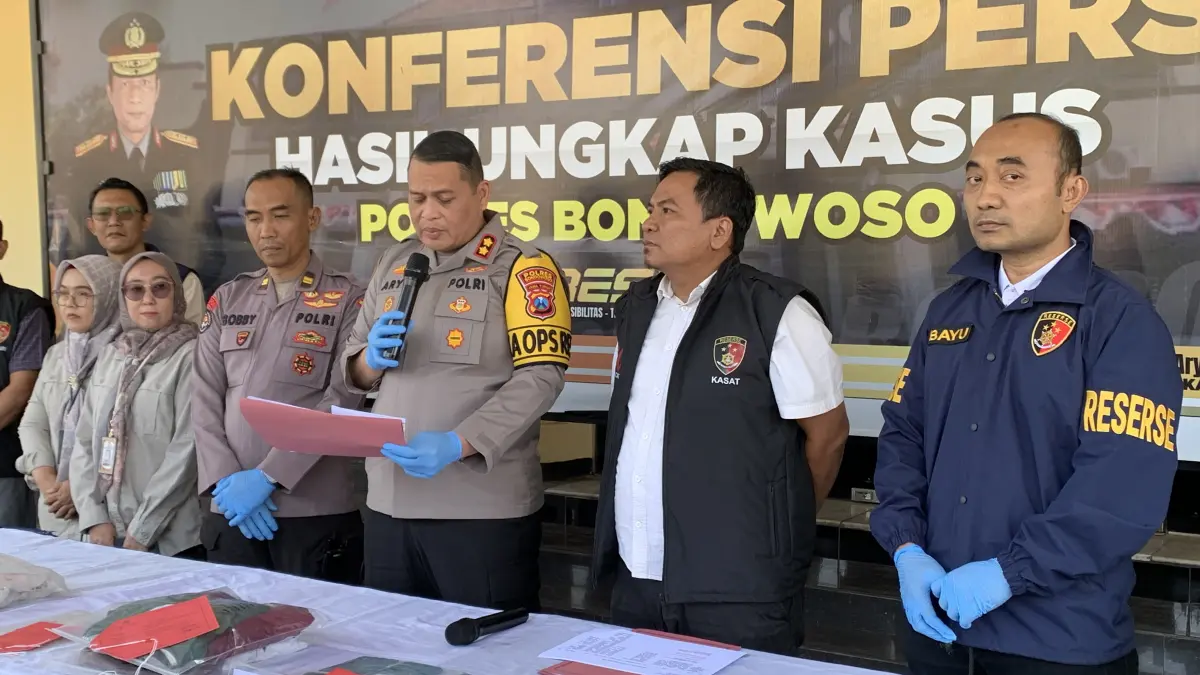 TERUNGKAP: Kapolres Bondowoso, AKBP Dr Aryo Dwi Wibowo menunjukan sejumlah barang bukti yang diamankan dari para tersangka.