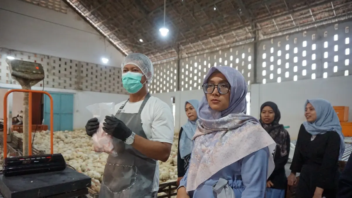 Tim pengabdian masyarakat dari akademisi dan mahasiswa saat mengimplementasikan inovasi HalalChain di Jember. IFA