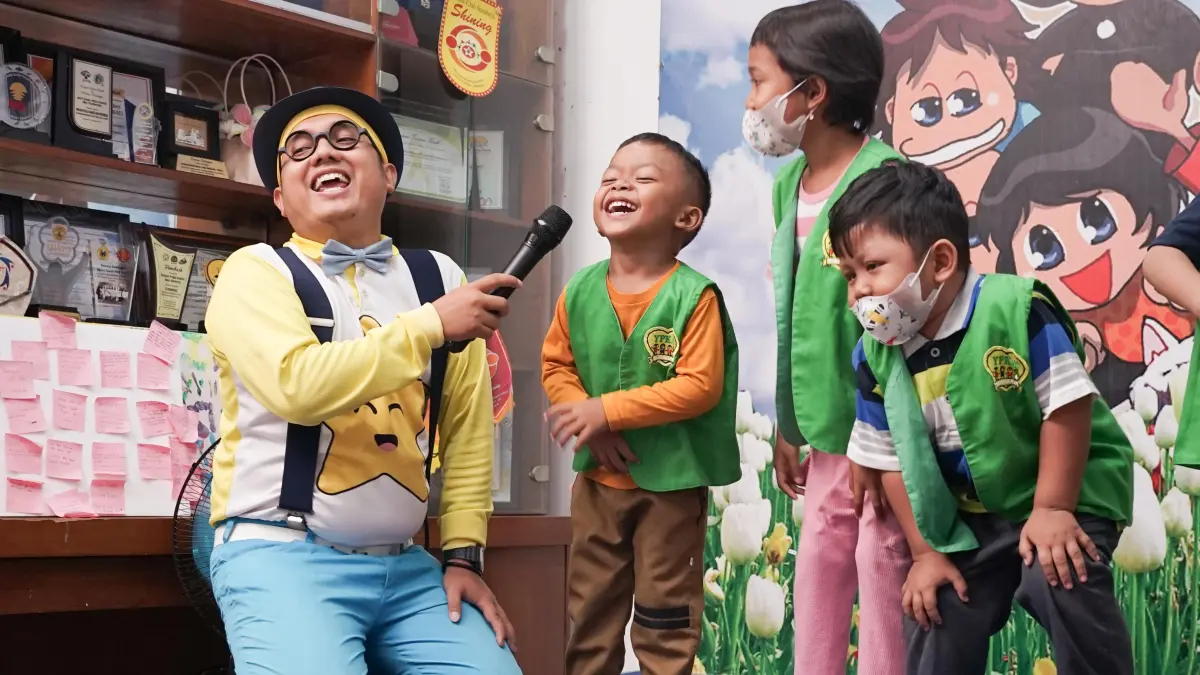 Atas: Momen keceriaan anak-anak pejuang kanker Yayasan Peduli Kanker Anak Indonesia - Surabaya
