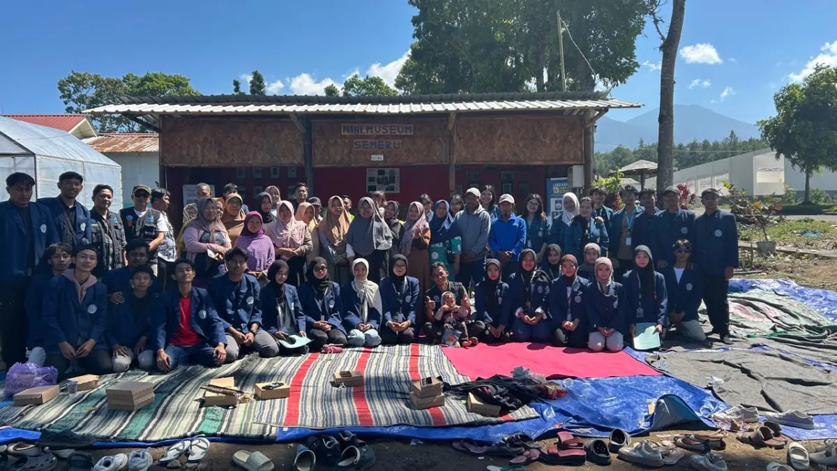 Foto bersama Mahasiswa ITB WiGa Lumajang bersama masyarakat penyintas Gunung Erupsi.