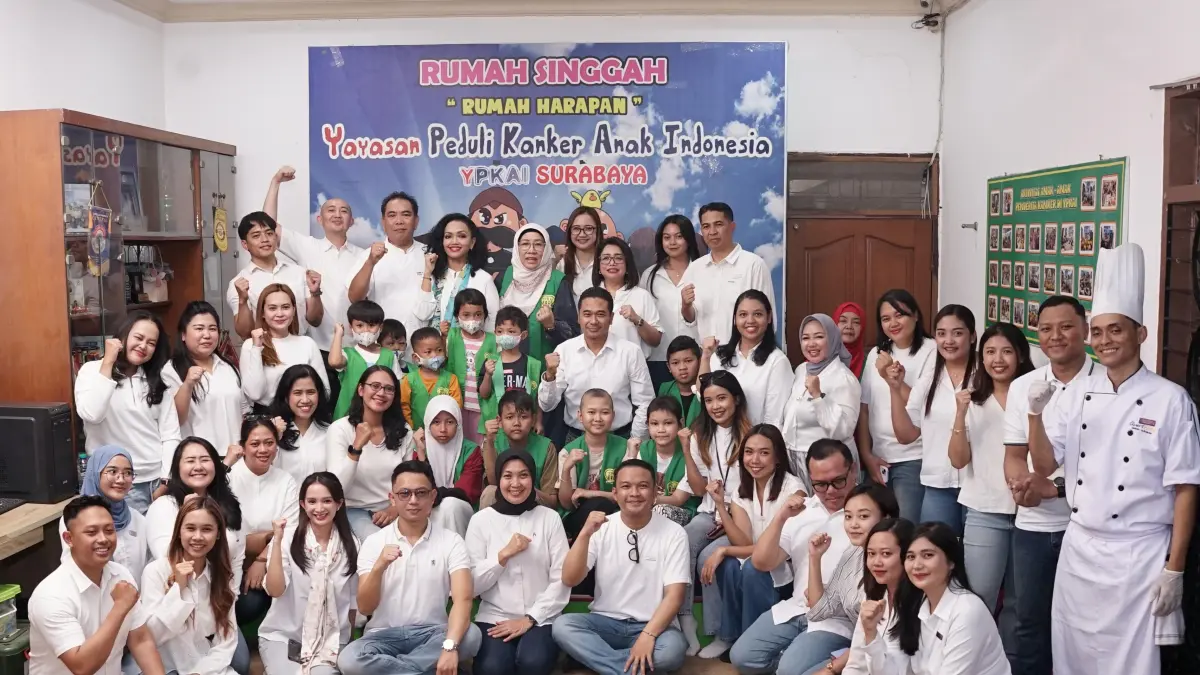 KOMPAK: Momen foto bersama anak-anak pejuang kanker beserta perwakilan dari 22 unit jaringan Archipelago Hotels di Jawa Timur, para General Managers dan tim Corporate Office Archipelago Hotels.