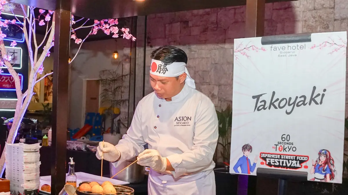 MASAK: Chef saat sedang memasak takoyaki