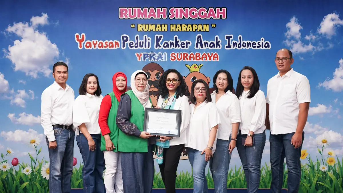 SERAHKAN: penyerahan piagam penghargaan kepada Yayasan Peduli Kanker Anak Indonesia - Surabaya
