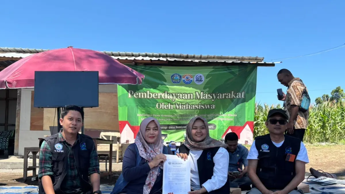 Tim ITB WiGa Lumajang saat bersama penyintas erupsi Gunung Semeru.