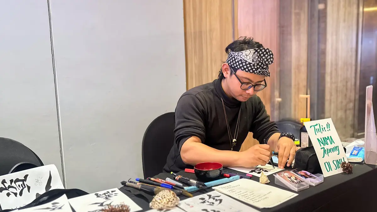 TULIS: Pengunjung bisa menuliskan nama dengan bahasa jepang