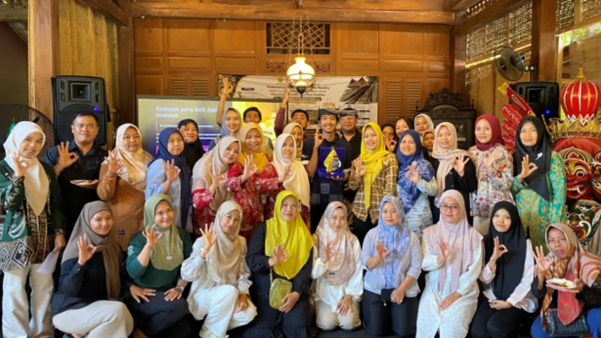 Gambar tim pengabdian dan peserta di aula rumah adat Desa Kemiren