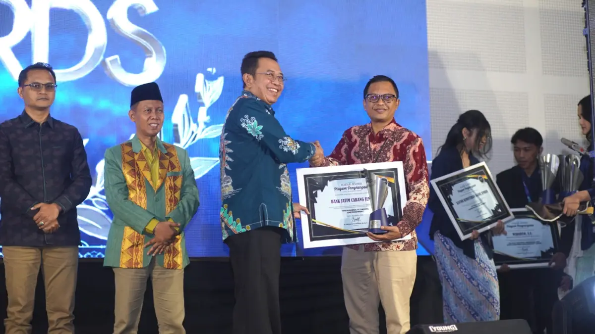 APRESIASI: Kepala Bank Jatim Cabang Jember Taufik Rahmad Saleh, S.Sos., M.M. terima penghargaan RJ Award (Yulio RJ)