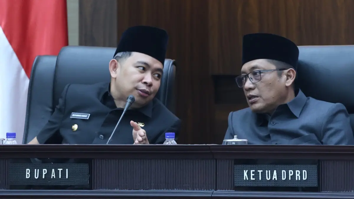 BAHAS APBD: Bupati Gus Fawait dan Ketua DPRD Ahmad Halim dalam rapat paripurna di gedung DPRD Jember. (Maulana/Radar Jember)
