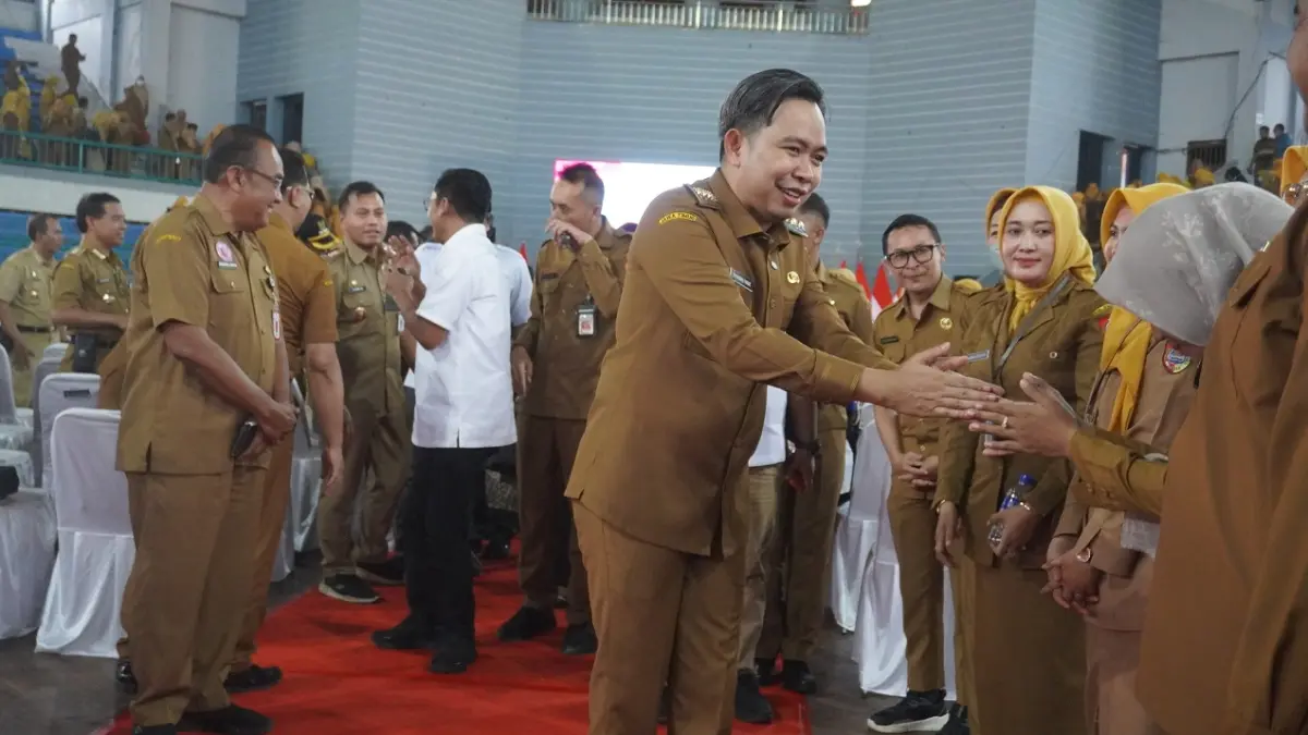 BERI KEPASTIAN: Gus Fawait dalam suatu kesempatan bertemu dengan para ASN dari kalangan nakes yang sebagian besar berstatus sebagai PPPK penuh waktu dan paruh waktu. (MAULANA/RADAR JEMBER)

