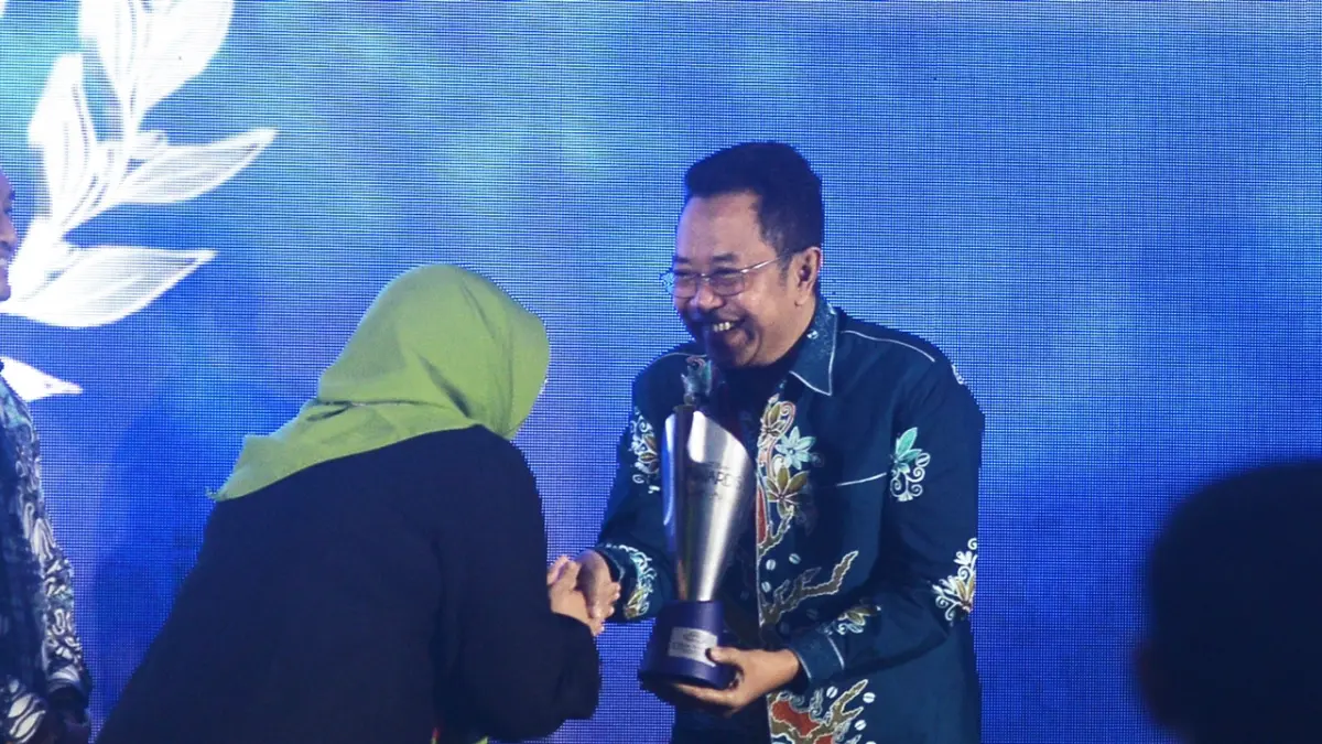Bupati Bondowoso Dr H. Abdul  Hamid Wahid, M.Ag. menerima penghargaan The Gateway Leader in Economic and Digital Transformation.