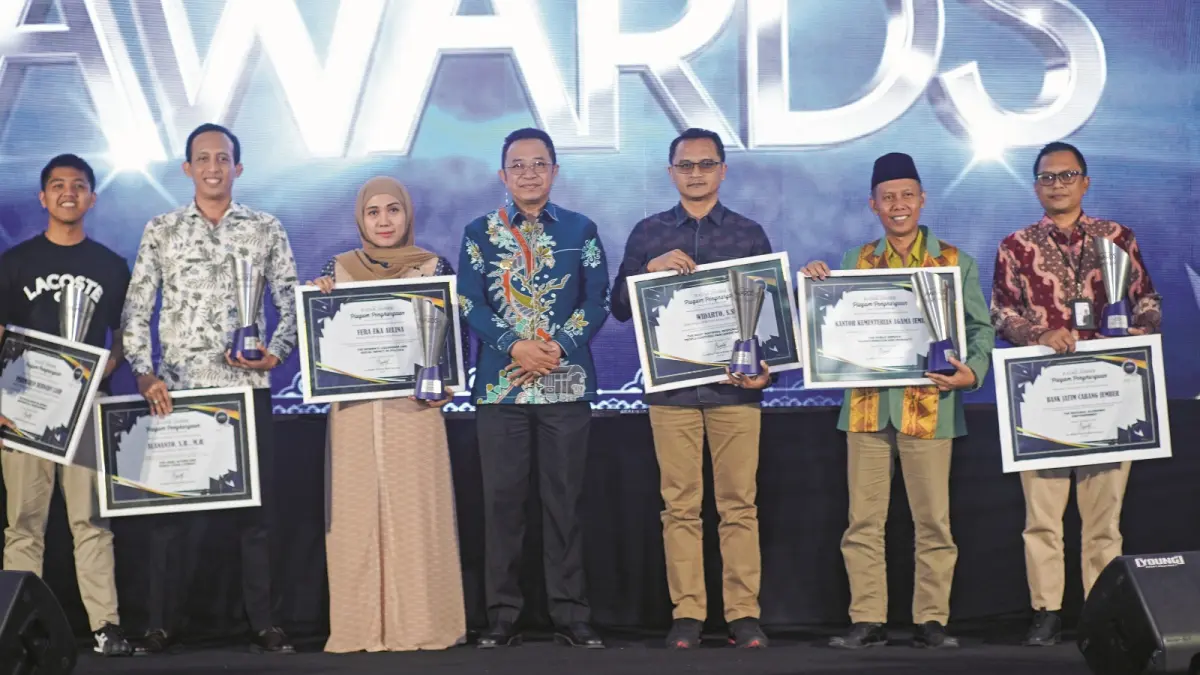 Buupati Bondowoso Abdul Hamid Wahid (tengah) bersama penerima anugerah Radar Jember Awards. (YULIO FA/RADAR JEMBER)