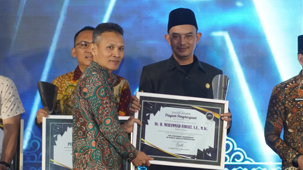 Direktur Jawa Pos Radar Nur Wahid, menyerahkan apresiasi penghargaan untuk Bupati Jember Gus Fawait, yang saat itu diwakili oleh Kepala Kesbangpol Jember Lingga Diputra, saat ajang Radar Jember Award 2026, di Fortuna Jember, (20/8). (Dok. Radar Jember)