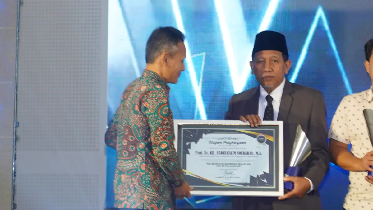 Direktur Jawa Pos Radar Nur Wahid, menyerahkan apresiasi penghargaan untuk Prof Halim Soebahar, dalam ajang Radar Jember Award 2026, di Fortuna Jember, (20/8). (Dok. Radar Jember)