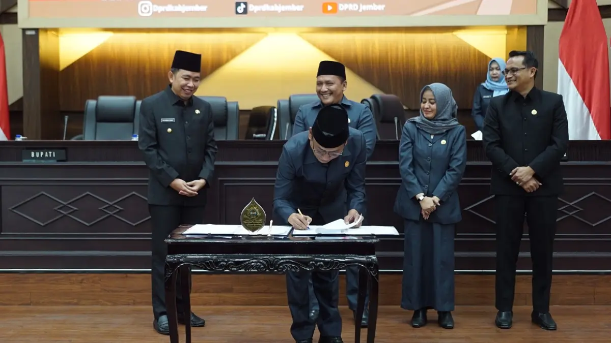 DISEPAKATI: Ketua DPRD Jember Ahmad Halim mendatangani Nota Kesepakatan KUA-PPAS Perubahan APBD 2026 di DPRD Jember, Kamis (20/8).  (HUMAS DPRD JEMBER)
