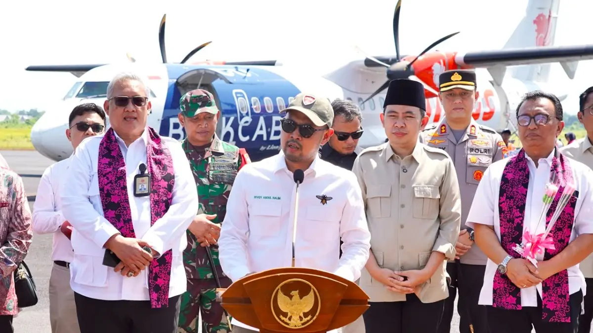 DIRESMIKAN: Dari kiri, Presiden Direktur Lion Group Daniel Putut, Anggota DPR Rivqy Abdul Halim, dan Bupati Gus Fawait, saat menyalakan sirine menandai pembukaan rute baru penerbangan Jember Surabaya menggunakan Wings Air, di Bandara Notohadinegoro Jember, Senin (1/6).