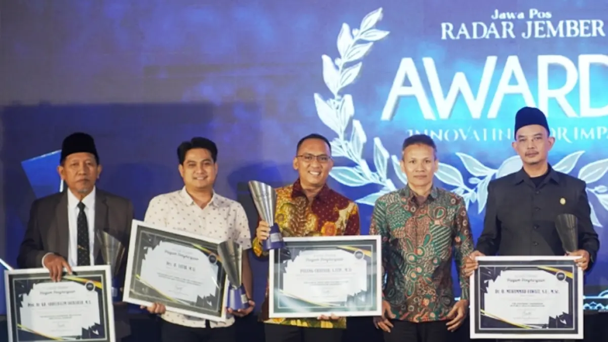 Fandi (dua dari kiri), mewakili penerimaan RJ Awards yang diraih Anggota Komisi D DPRD Jawa Timur, Drs. H. SATIB, M.Si. dengan kategori "The Exemplary Legislator for Community Aspiration and Regional Development Award"