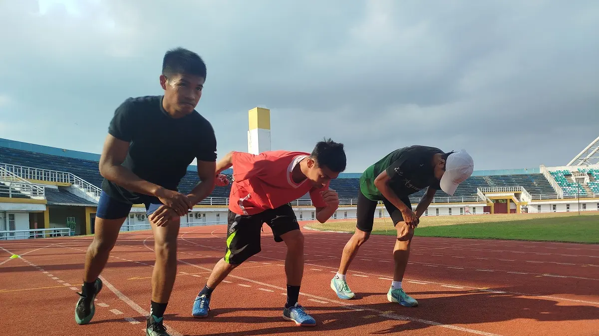 BERSIAP: Atlet lari difabel (merah/tegah) berlatih bersama atlet PASI Jember di Stadion JSG Jember. Latihan bersama ini dilakukan untuk meningkatkan kualitas dan kesiapan atlet menghadapi PEPARDA di Ngawi pada November mendatang, sekaligus menjadi bagian dari persiapan atlet PASI menuju Popda Jatim dan Porprov Jatim 2027. (SIDKIN ALI/RADAR JEMBER)