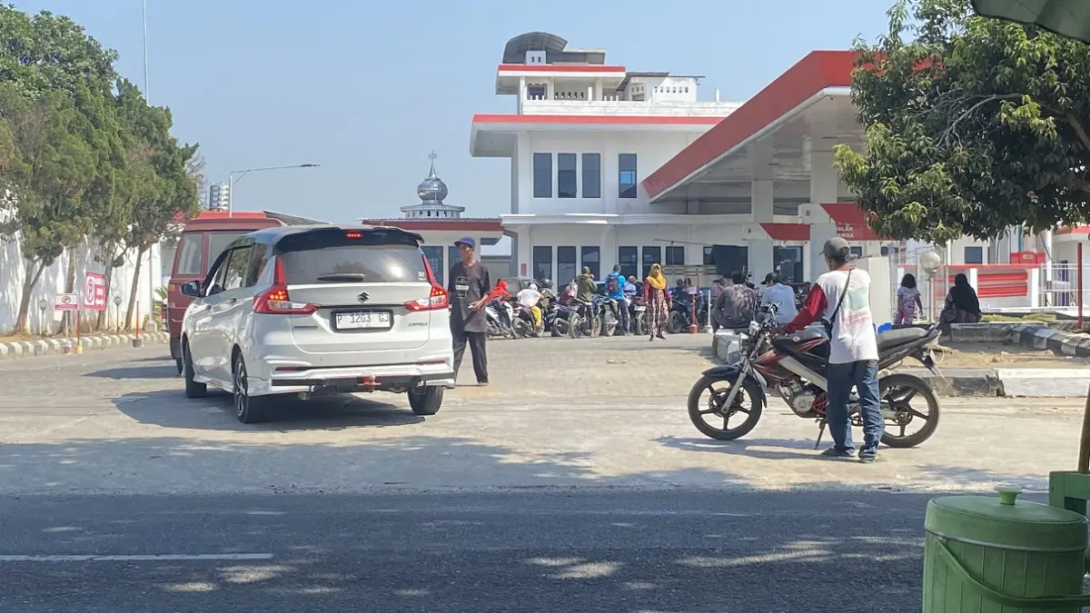IKUT ANTRE: Pemandangan SPBU di Desa Wonojati, Kecamatan Wonojati yang melarang motor Thunder, tapi motor Vixion yang punya kapasitas tangki besar ikut antre.  (JUMAI/RADAR JEMBER)