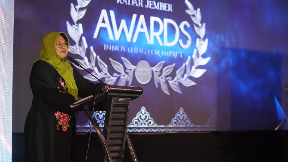 Kepala Diskominfo Provinsi Jatim Sherlita Ratna Dewi Agustin saat menyampaikan pidato Gubernur Jawa Timur Khofifah Indar Parawansa sebagai keynote speaker dalam Radar Jember Awards 2026, di Hotel Fortuna Grande, Kamis (20/8/2026). (YULIO FA/RADAR JEMBER)