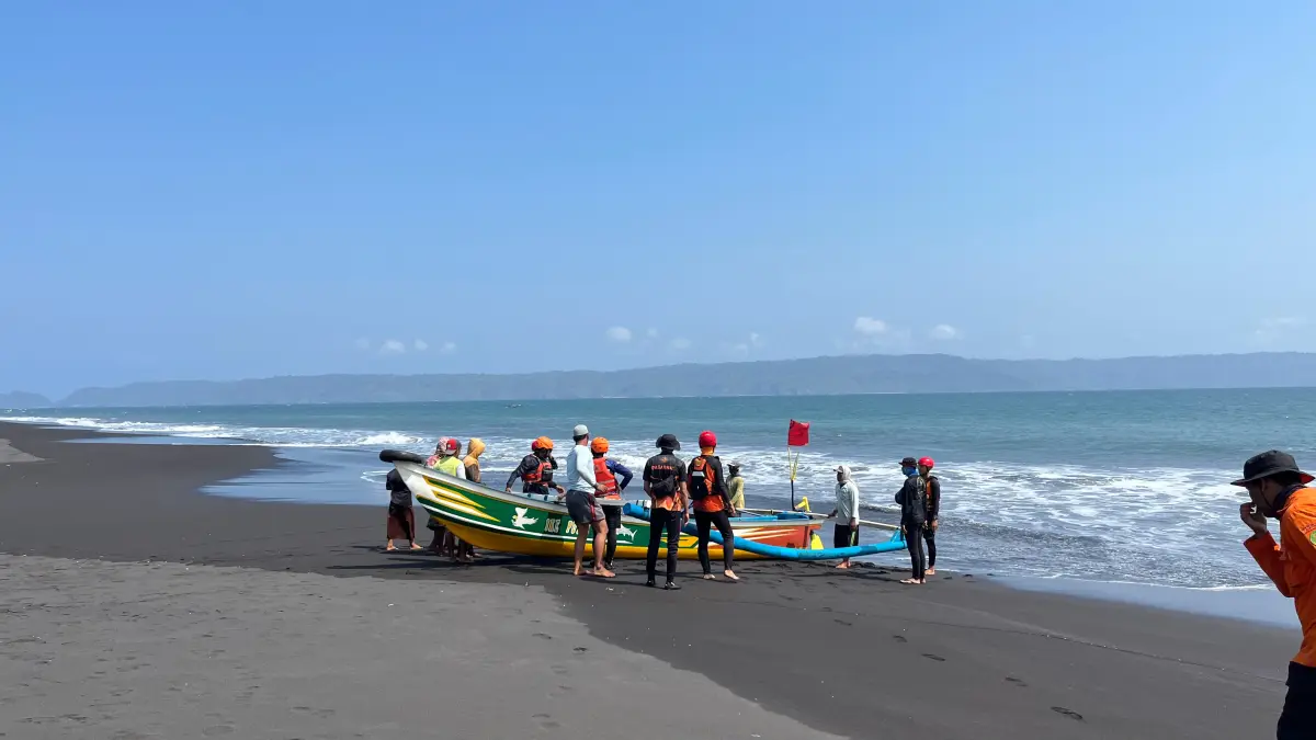 MASIH NIHIL: Petugas SAR gabungan terus melakukan pencarian hari ketiga terhadap tiga anak buah kapal (ABK) yang hilang akibat kecelakaan laut di perairan Meleman, Desa Paseban, Kecamatan Kencong. (SATPOLAIRUD POLRES JEMBER)