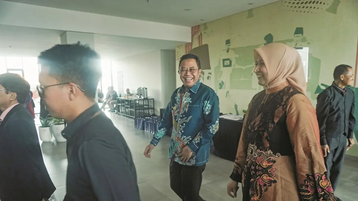 MENUJU AWARD: Bupati Bondowoso Abdul Hamid Wahid berjalan bersama Owner RBS Grup dr Faida menuju lokasi Radar Jember Awards. (YULIO FA/RADAR JEMBER)&nbsp;