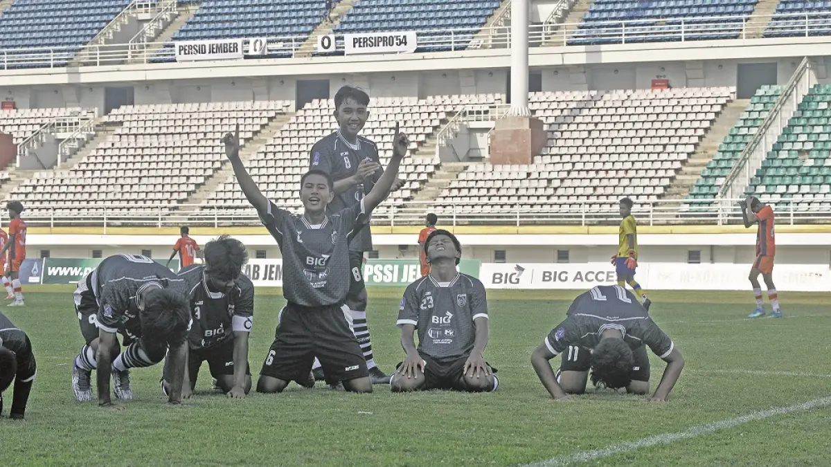 MERAYAKAN GOL: Selebrasi pemain Persid Jember Jr setelah memasukkan gol ke gawang Persipro 1954 Kota Probolinggo pada laga perdana grup P Piala Soeratin U-17 di Stadion JSG, kemarin (19/8). (SIDKIN ALI/RADAR JEMBER)