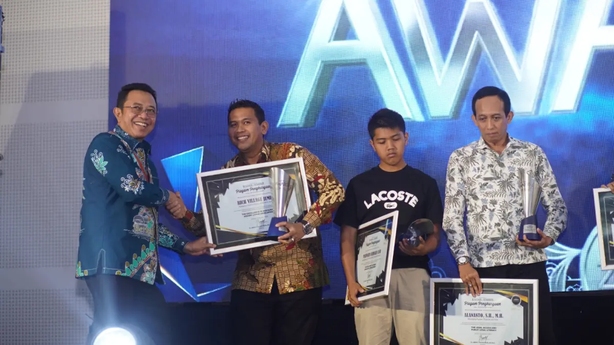 PENGHARGAAN: Perwakilan Rich Village Jember terima penghargaan RJ Award katoegori The Sustainable Property  Development Excellence (Yulio/RJ)