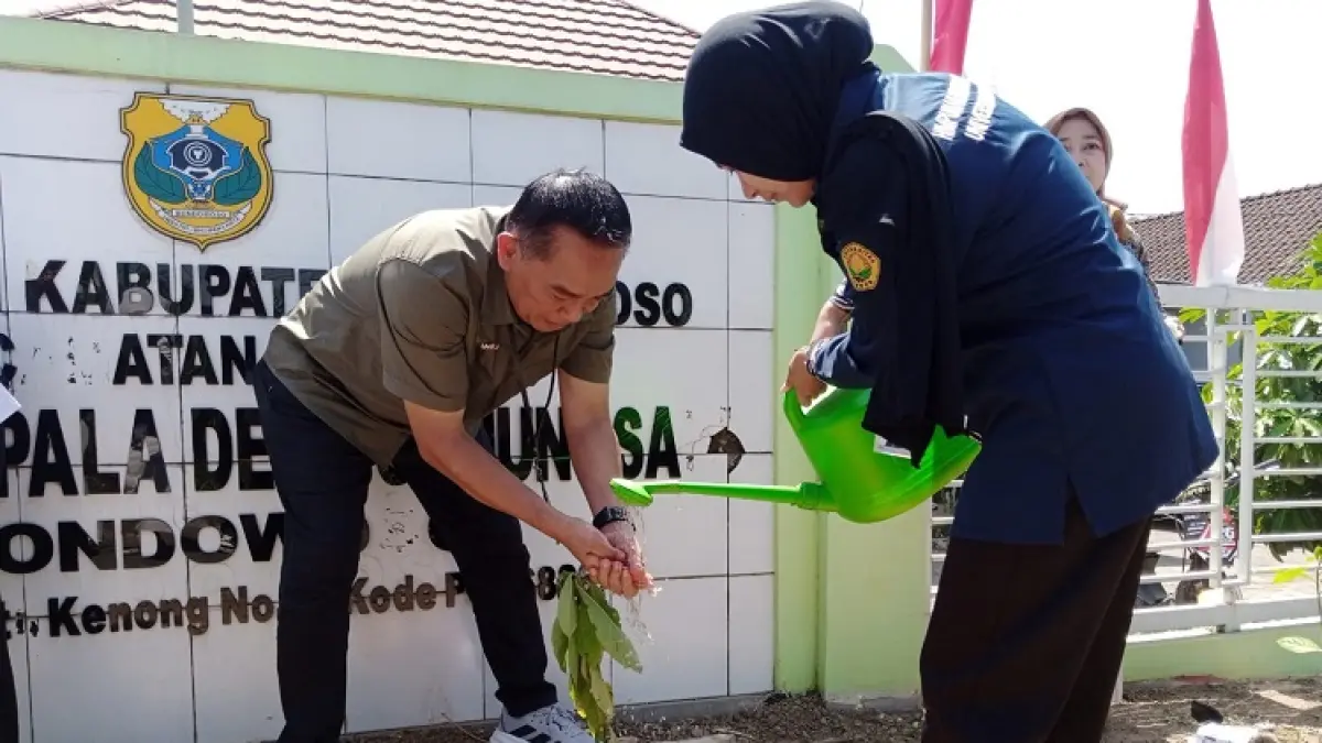 PENGHIJAUAN: Wakil Rektor 3 UNEJ, Fendi Setyawan turut melakukan penanaman pohon dalam rangkaian peluncuran program SIPETRAN di Desa Gunungsari Kecamatan Maesan Kabupaten Bondowoso, rabu (19/8) (DIDIK SUPRIYANTO / RADAR IJEN)