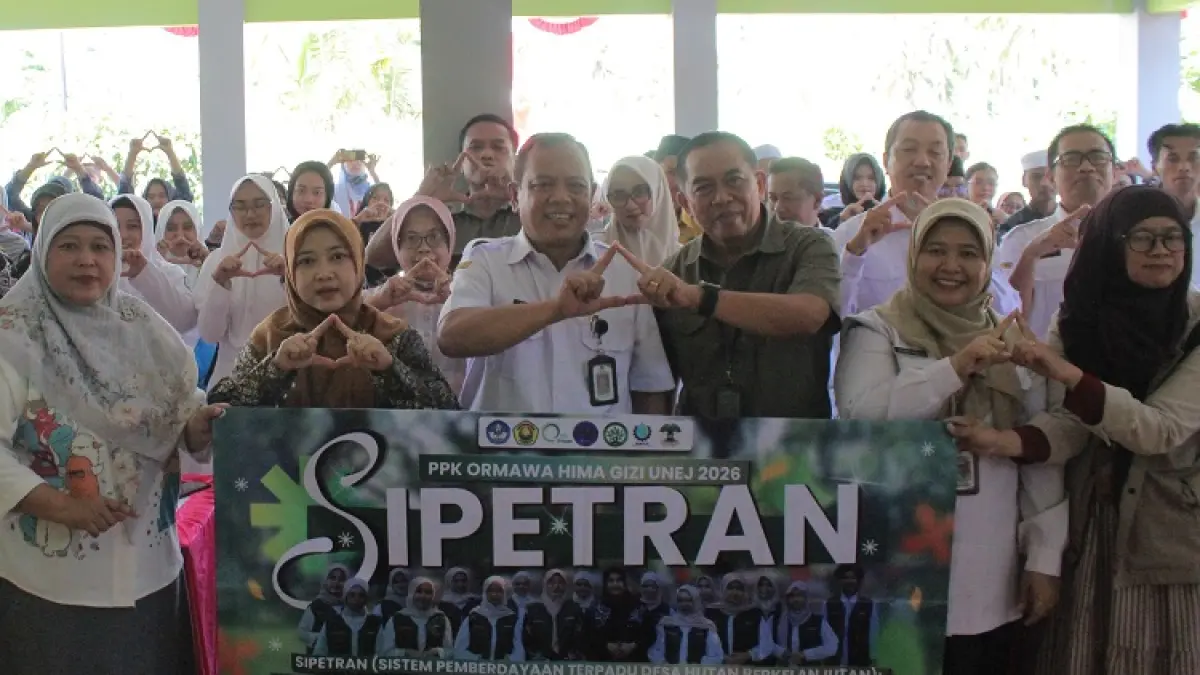 TAK SEKEDAR PROGRAM: Wakil Rektor 3 UNEJ, Fendi Setyawan (tiga dari kanan) bersama Asisten I Setda Kabupaten Bondowoso, Solihin dan Kepala Bapperida Kabupaten Bondowoso, Anisatul Hamidah meluncurkan program SIPETRAN untuk kemandirian Desa (DIDIK SUPRIYANTO / RADAR IJEN)