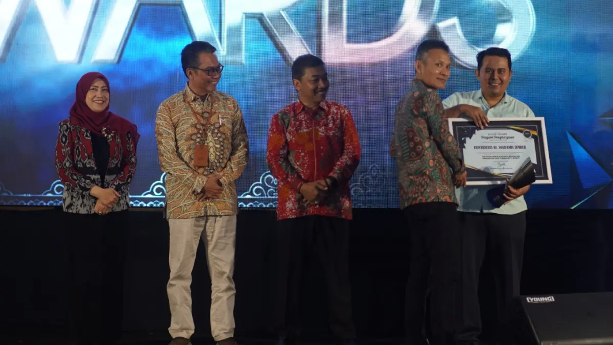 RAIH PENGHARGAAAN: Perwakilan Universitas dr Soebandi terima piagam penghargaan RJ Award 2026