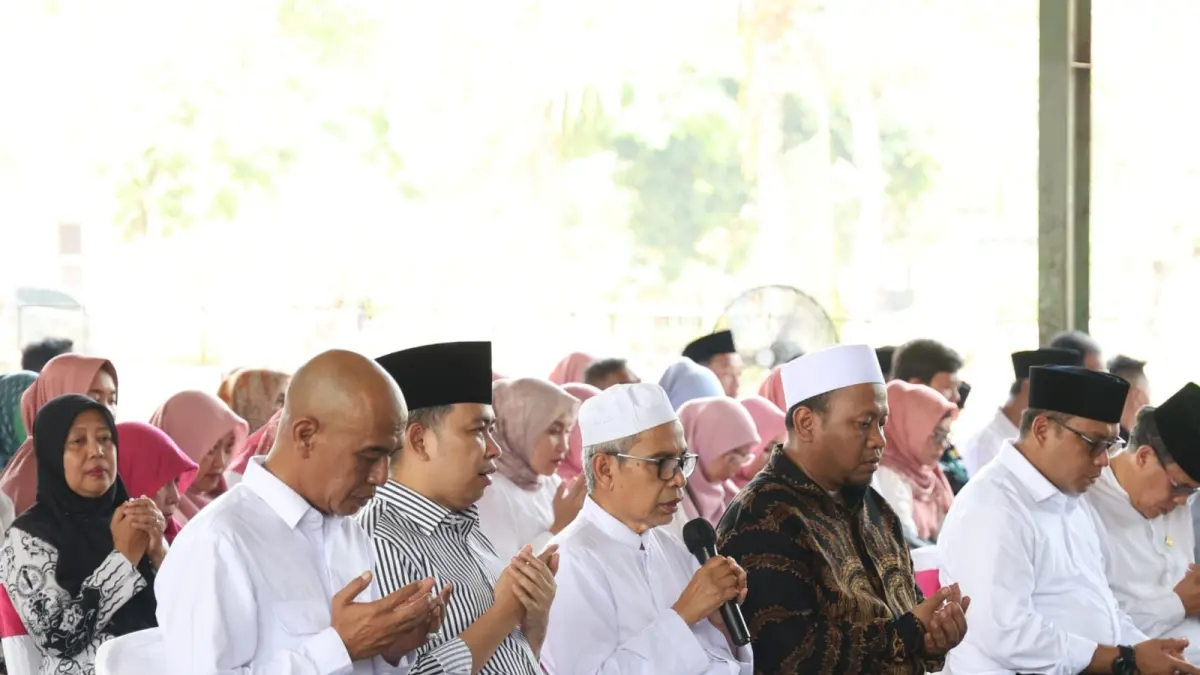 SEJUK: Momen Gus Fawait bersama Pimpinan Pondok Pesantren Nuris, saat peluncuran Program Jember Cinta Kesehatan, di Ponpes Nuris Antirogo, Jember, tepat di saat HUT RI ke-81, (17/8). (DISKOMINFO)
