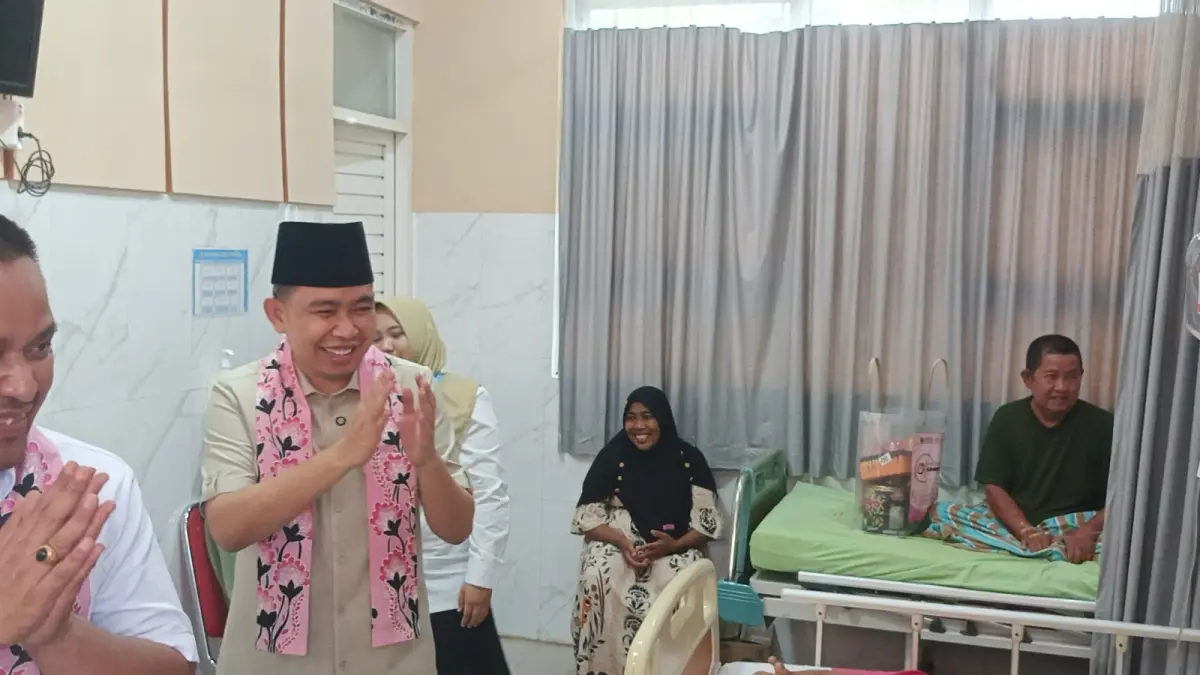 TAK KEPIKIRAN BIAYA: Gus Fawait saat menjenguk sejumlah pasien rawat inap di Puskesmas Sumberbaru, di mana pembiayaan sepenuhnya gratis, melalui program UHC Pemkab Jember.