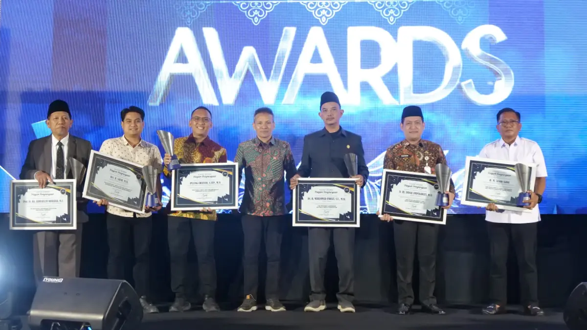 TERIMA: Kepala Dinas Komunikasi dan Informatika (Kominfo) Lumajang Mustaqim (dua dari kanan) saat mewakili menerima penghargaan kepada Bupati Lumajang Indah Amperawati.

